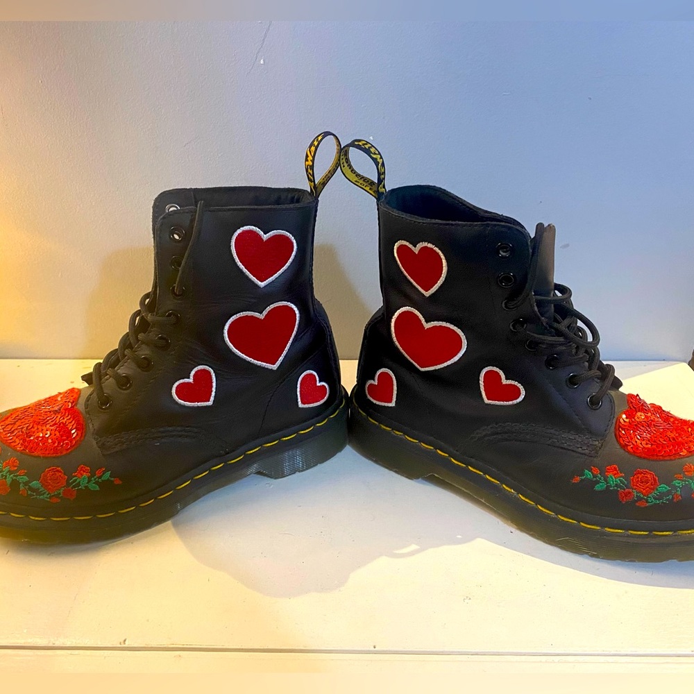 Dr. Martens boots 1460 pascal hearts